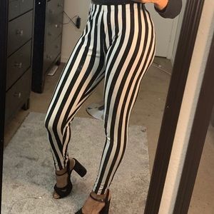 Black and white stripped leggings